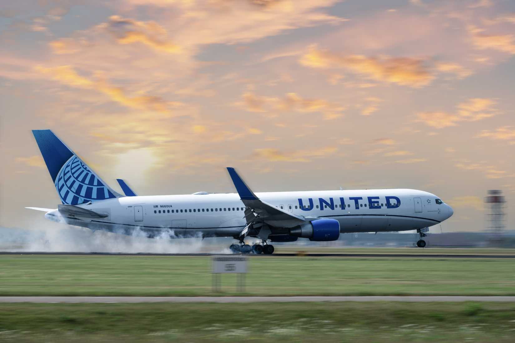 United Airlines 777 landing at Amsterdam Schiphol Airport