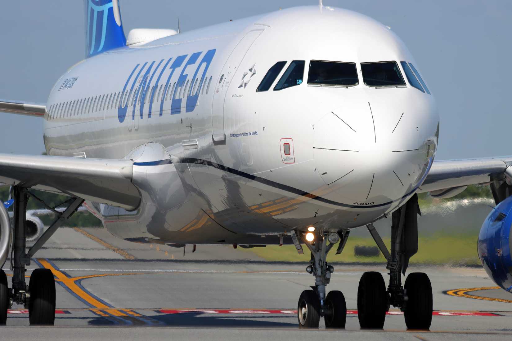 United Airlines A320 on the taxiway, Charlotte Douglas International Airport