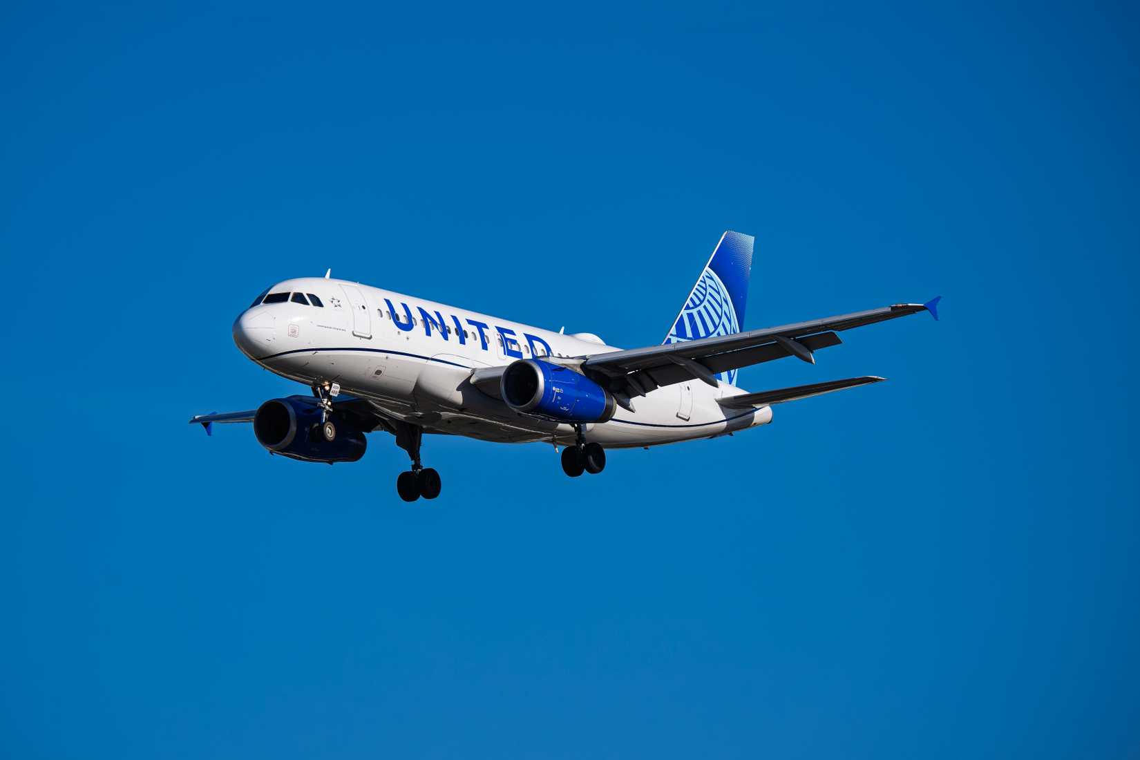 United Airlines Airbus A319 N891UA arrival into runway 17C at DFW International Airport