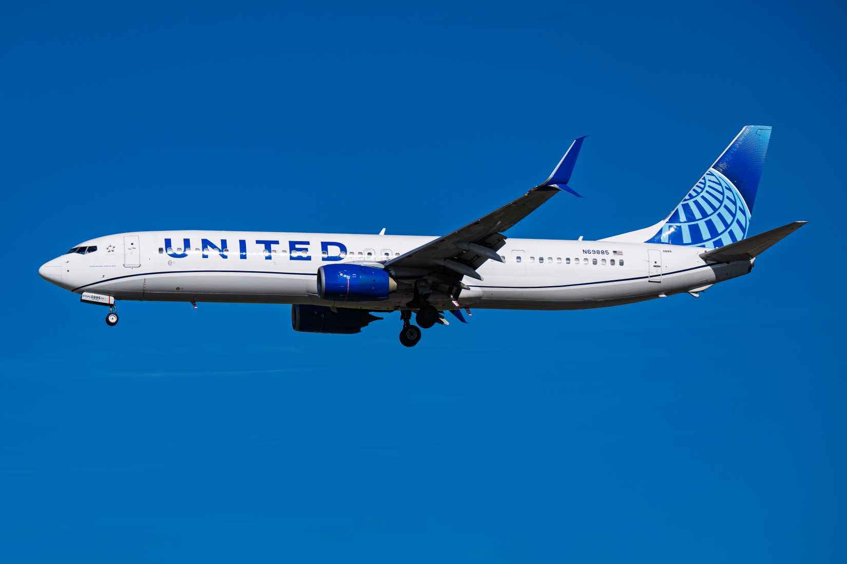 United Airlines Boeing 737-900ER N69885