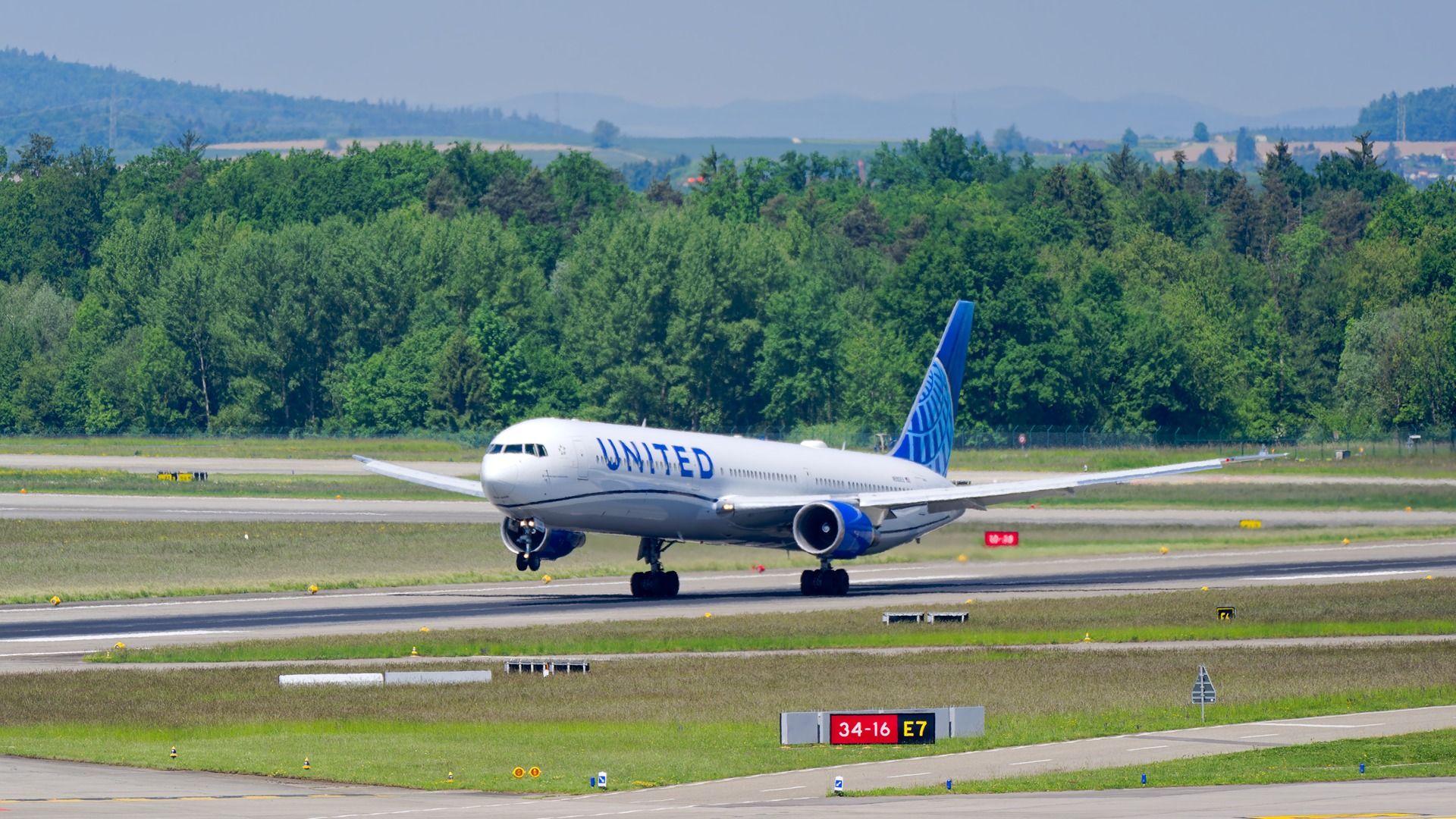 United Airlines Boeing 767-400ER landing