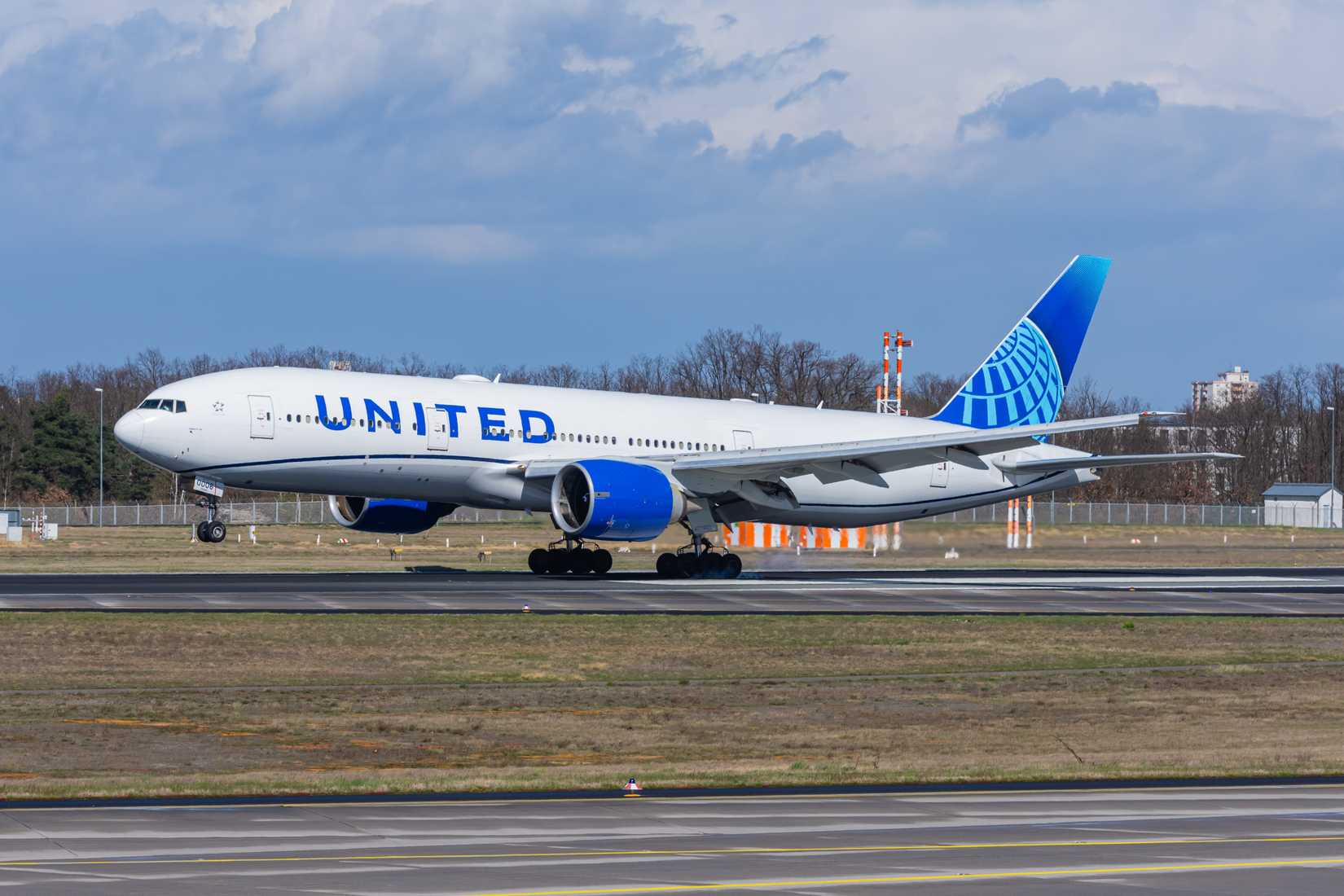 United Airlines Boeing 777-200ER landing