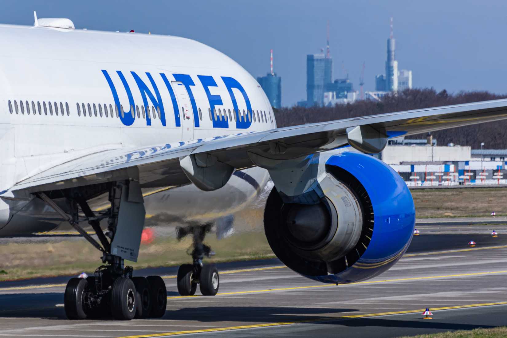United Airlines Boeing 777-200ER taxi