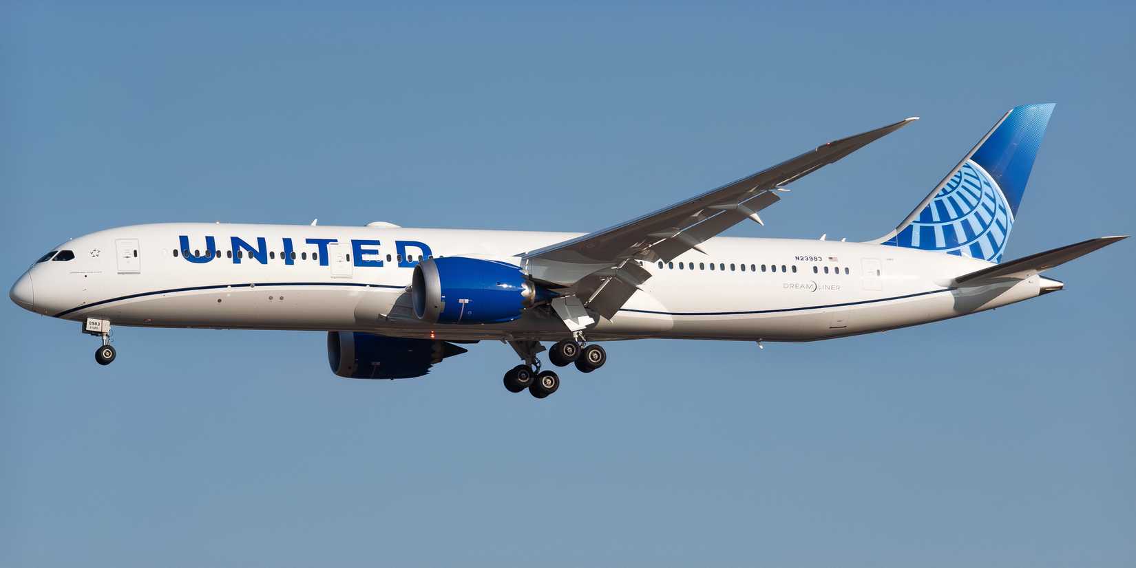 United Airlines Boeing 787-9 on short final