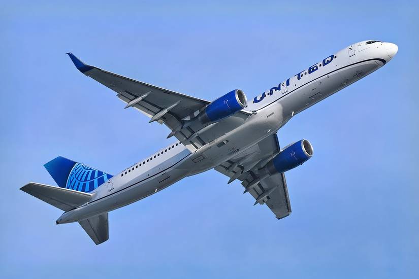 United 757-200 on initial take off