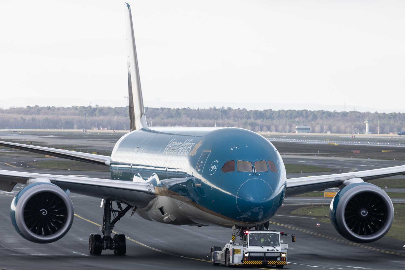 Vietnam Airlines Boeing 787-9 front on