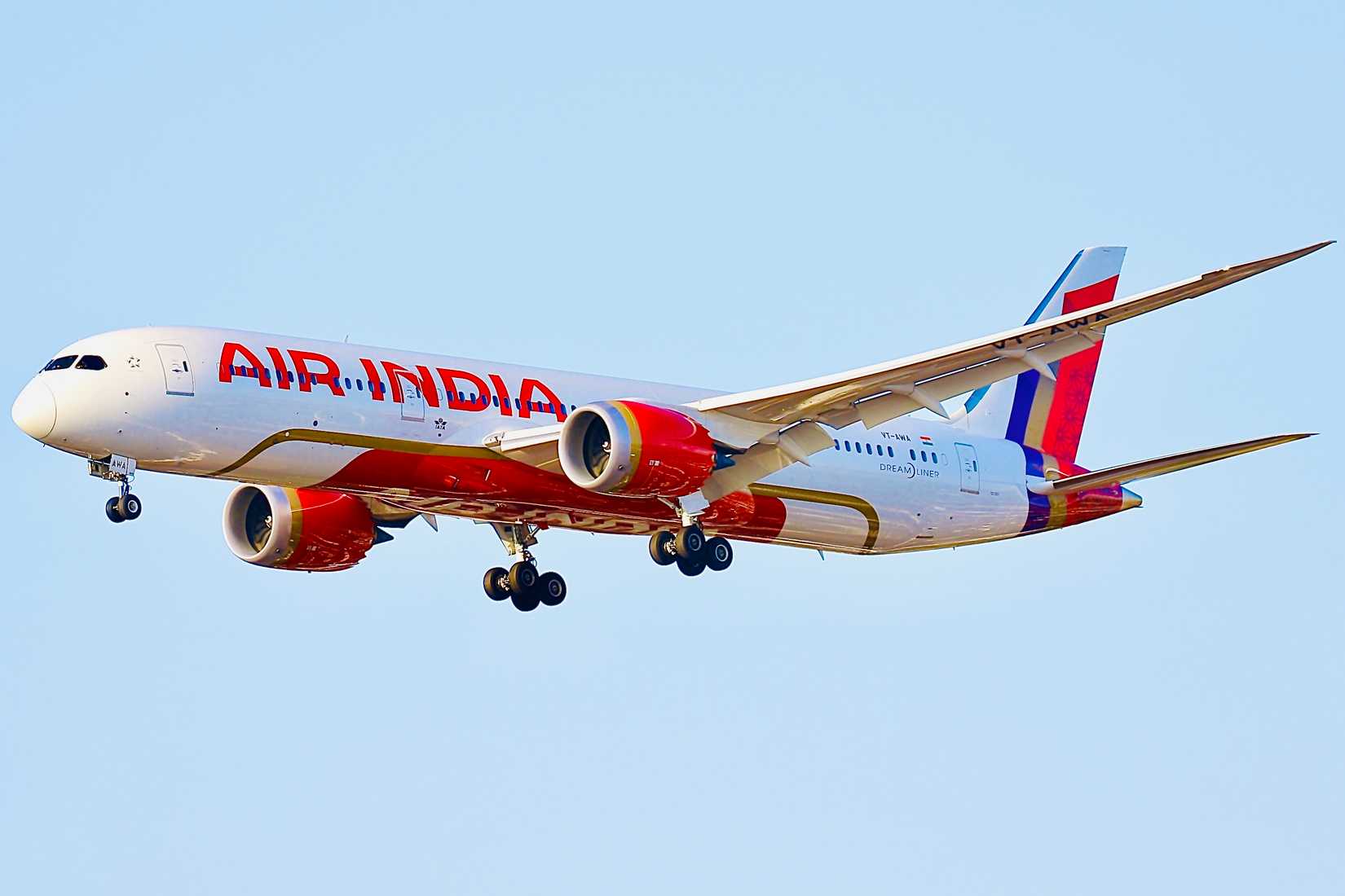 Boeing 787-9  VT-AWA approaching London Heathrow as AI130