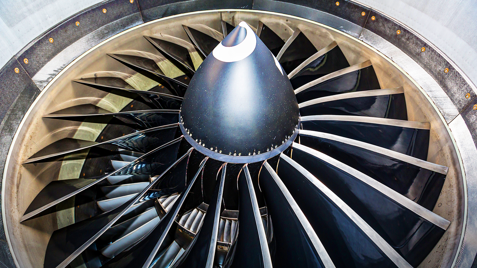 GE Aerospace: US$1 Bilhão para Combater Crise de Manutenção em Motores de Avião