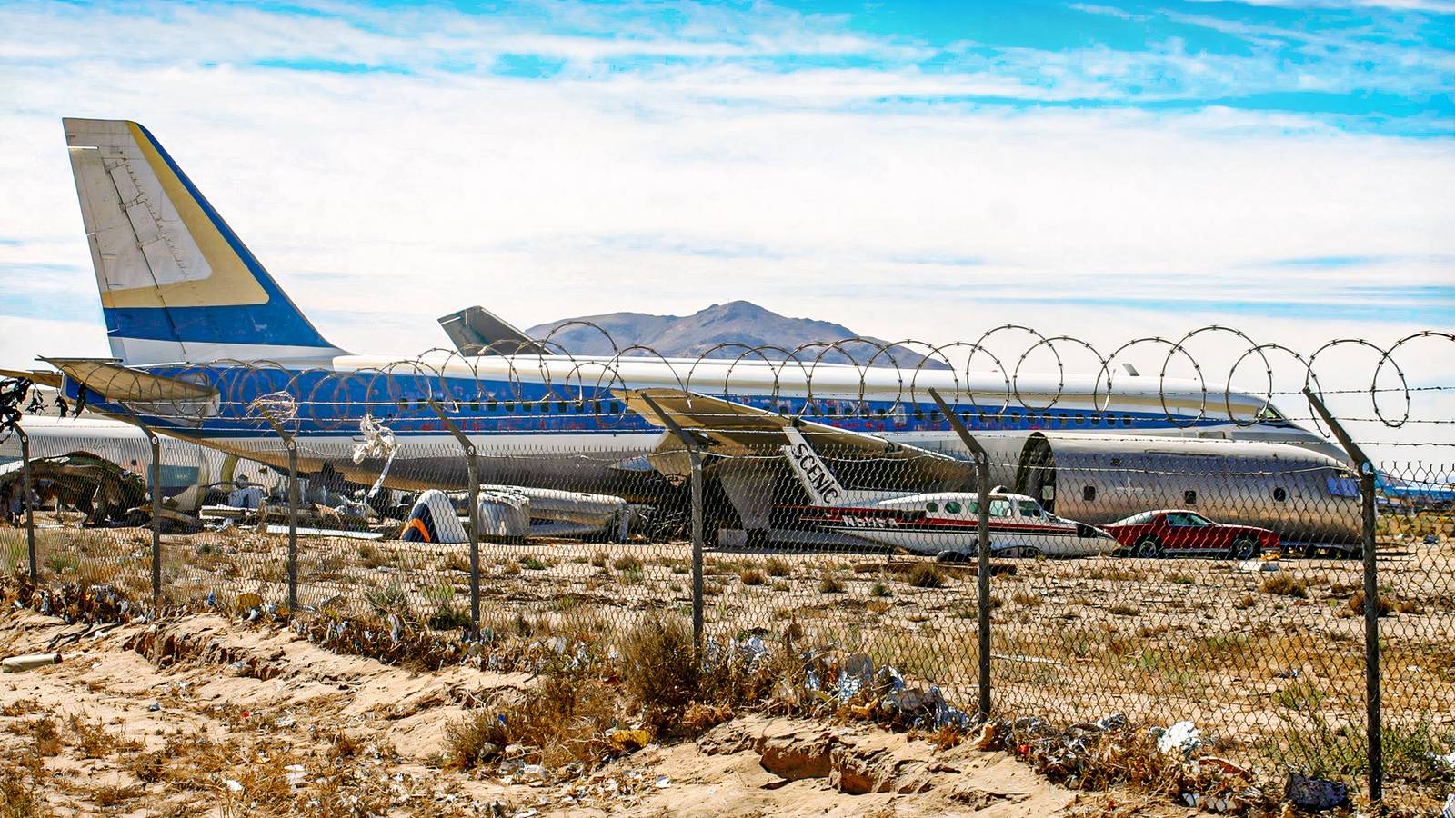 Jato Convair dos Anos 60 que Faliu Empresa Jaz no Deserto da Califórnia