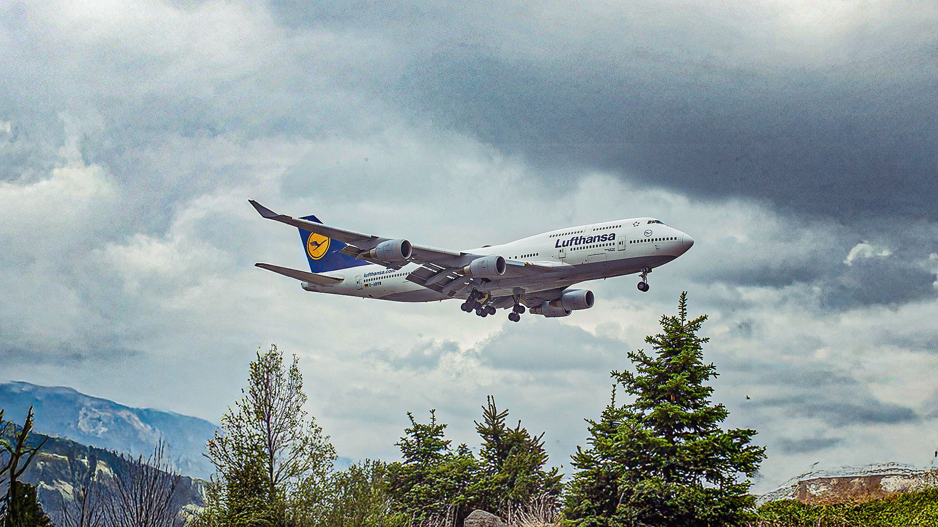 Boeing 747s Make Rare Manchester Cameo As Lufthansa Rescues 371 Diverted Passengers