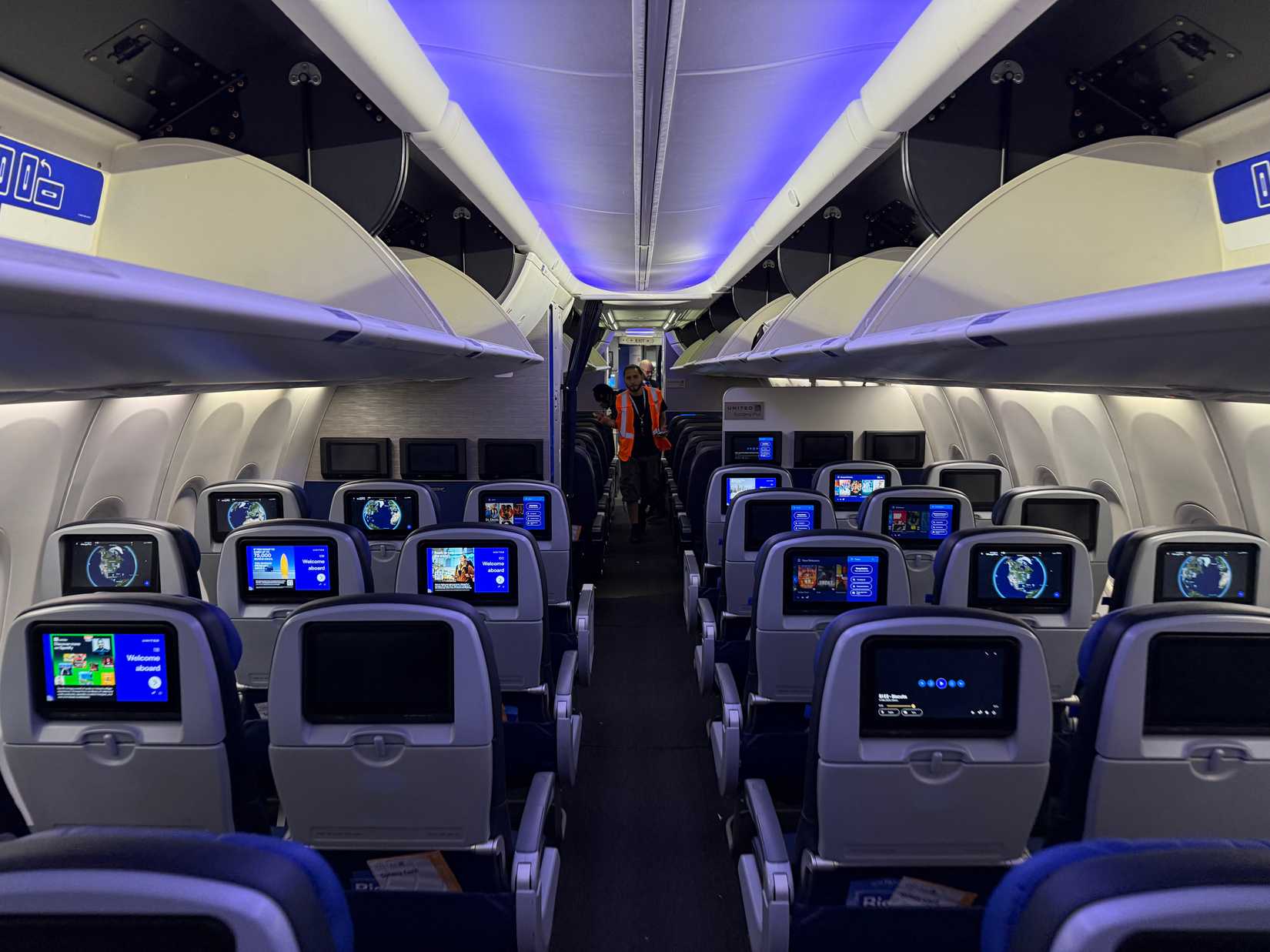 2025-09-15_16_39_16_The_economy_cabin_of_a_United_Airlines_Boeing_737-900_shortly_after_landing_at_Newark_Liberty_International_Airport_in_Newark,_Essex_County,_New_Jersey
