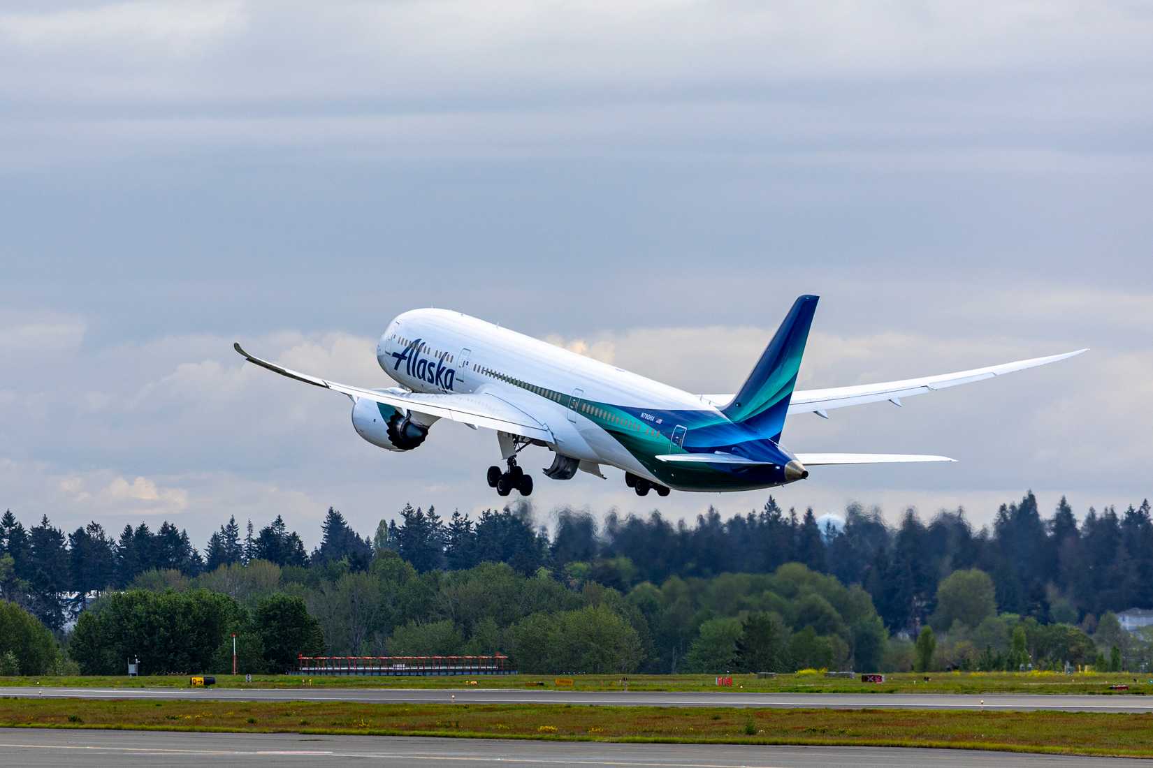 Alaska Airlines Boeing 787 Departing