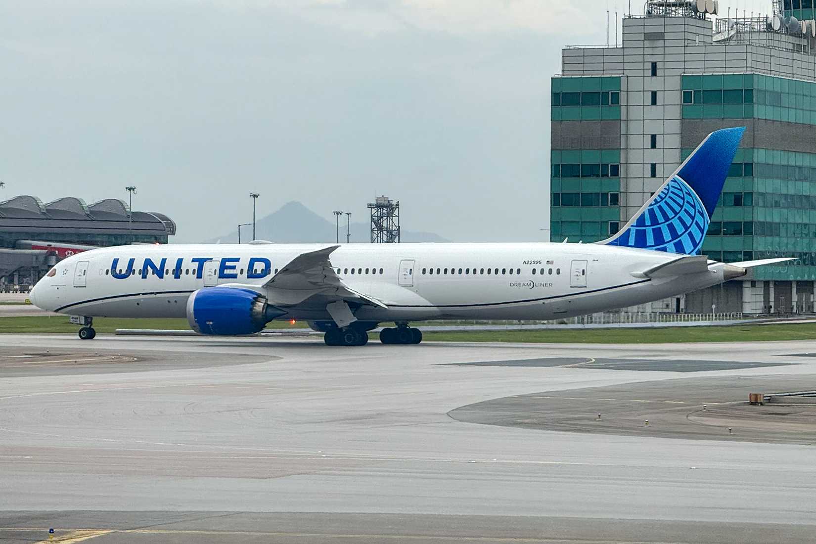 20260614_Boeing_787-9_of_United_Airlines_(N22995)_taxiing_at_HKG