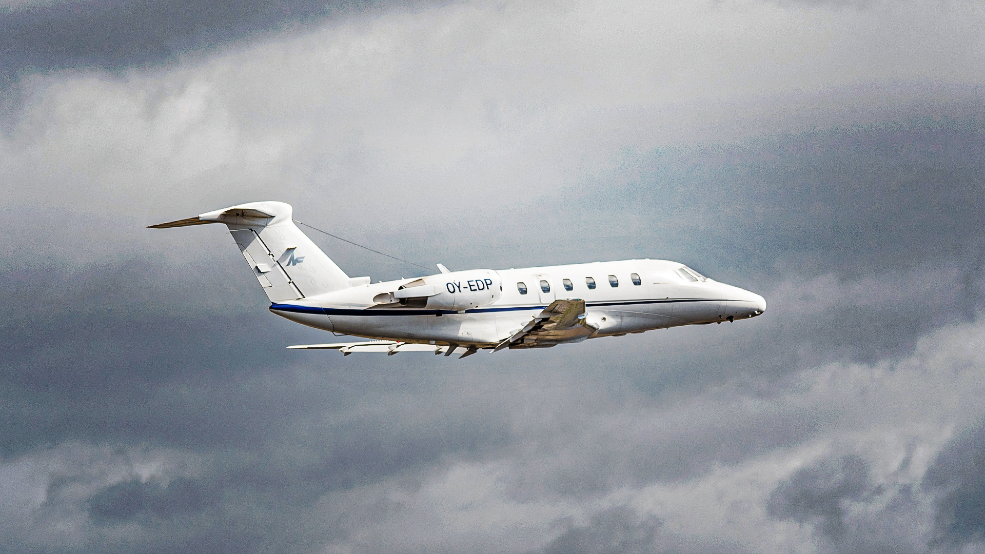 5 Reasons Why Private Jets Almost Always Cruise Above Airline Traffic