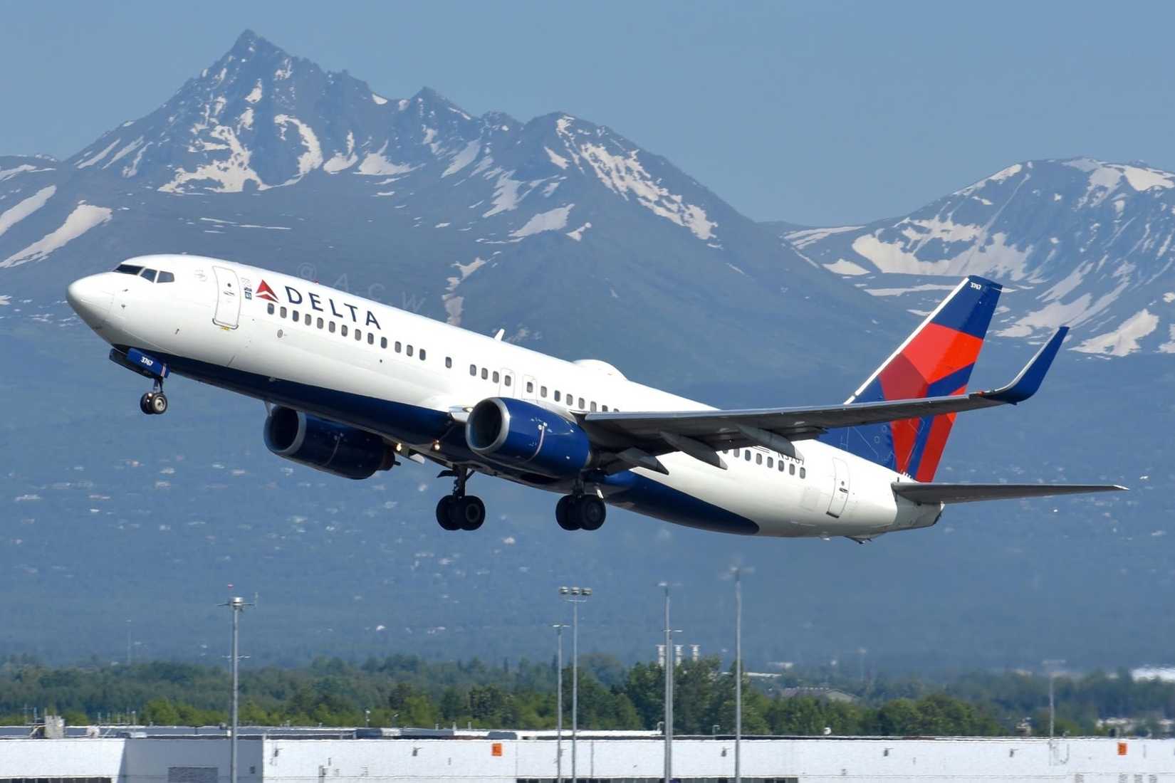 Delta Air Lines Boeing 737-800 taking off at Anchorage