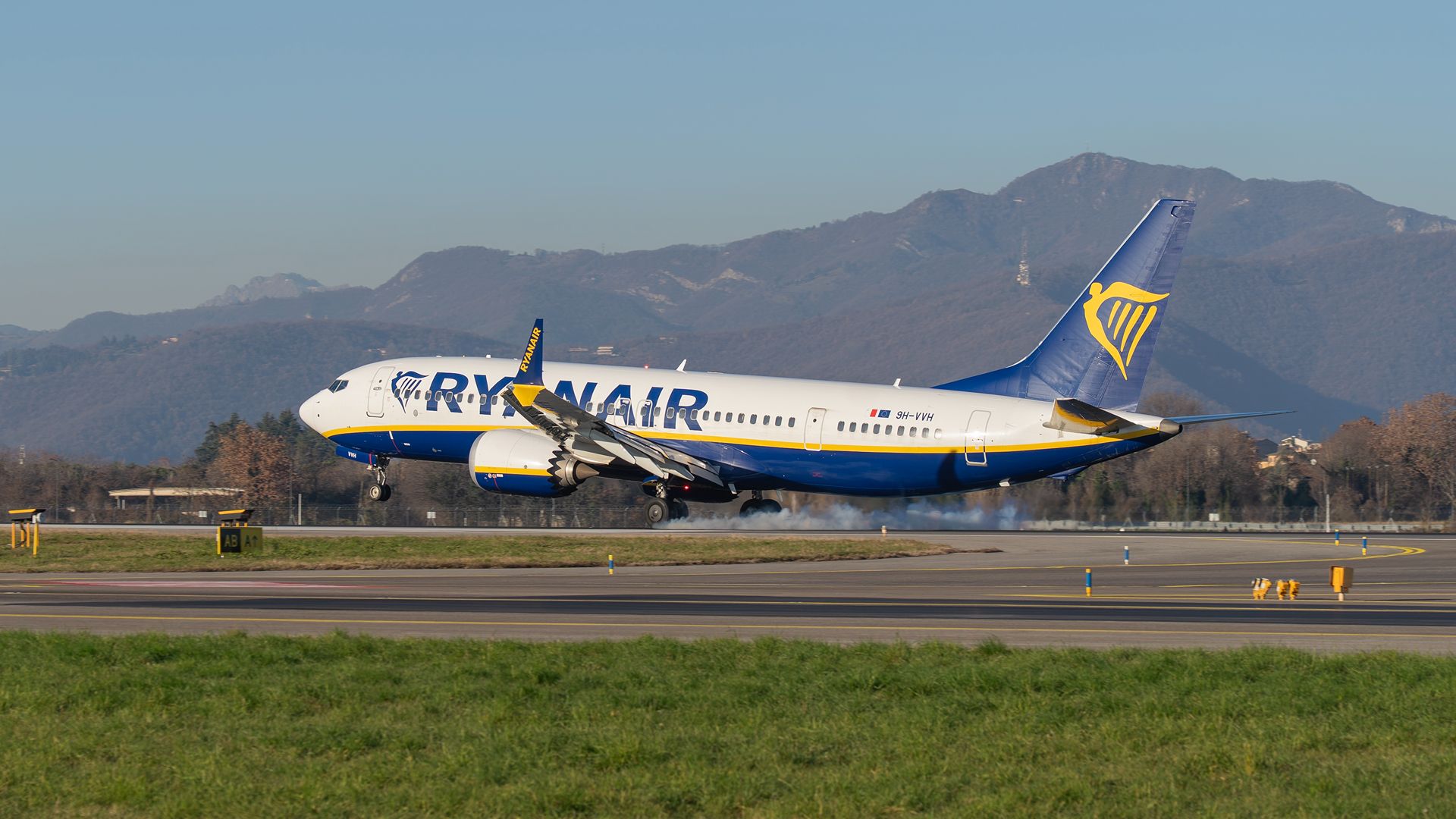 A Ryanair Boeing 737 MAX 8 landing