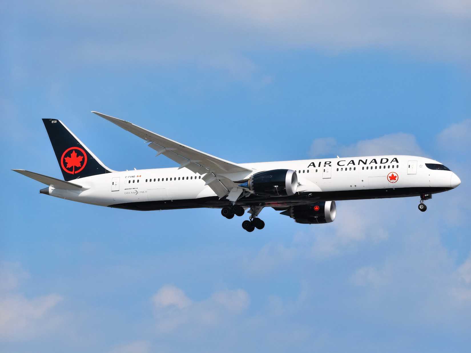 Air Canada Boeing 787-9 on short final