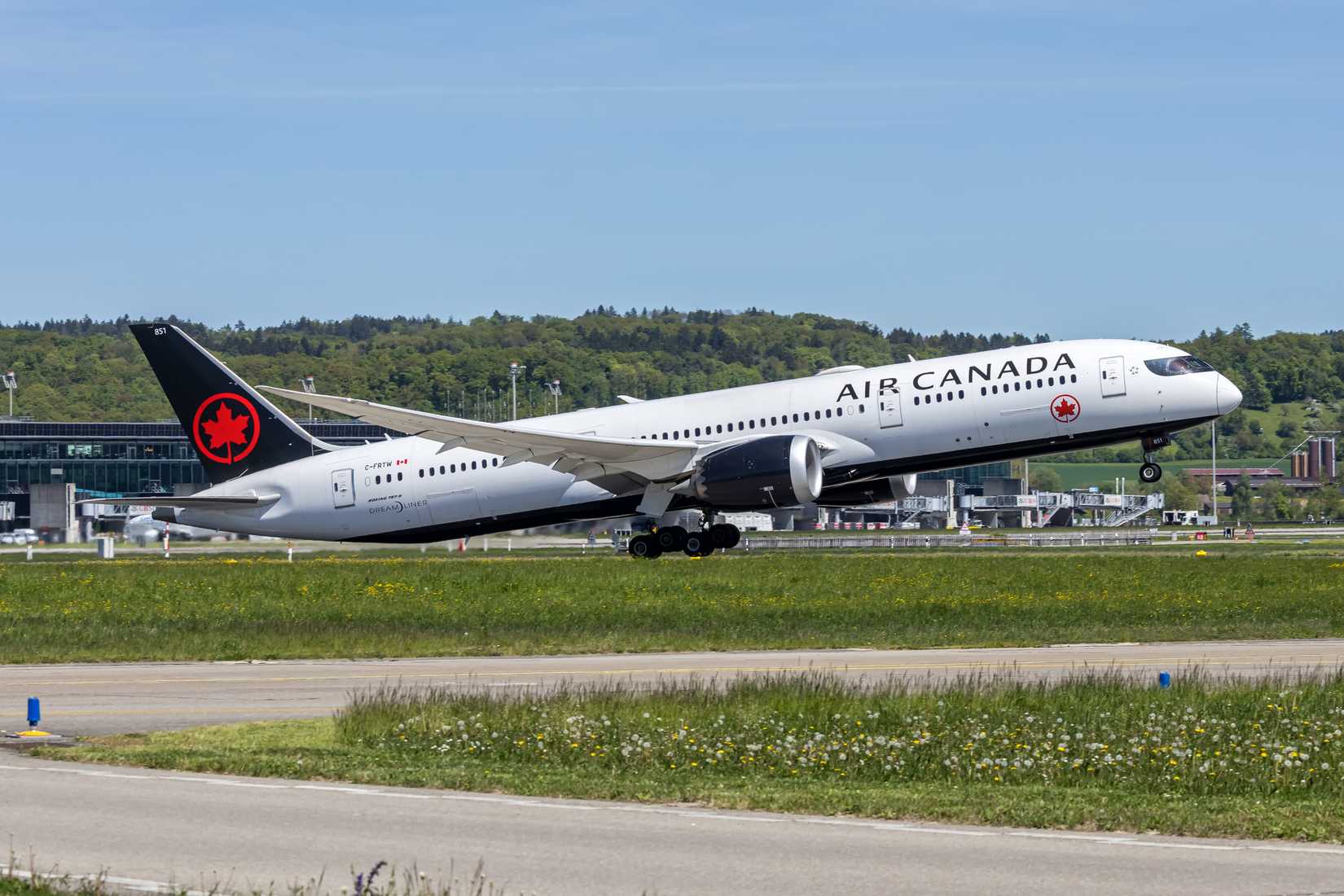 Air Canada Boeing 787-9 takeoff blue sky