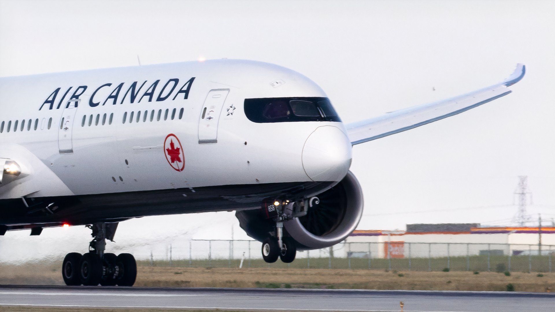 Air Canada Boeing 787-9 touching down