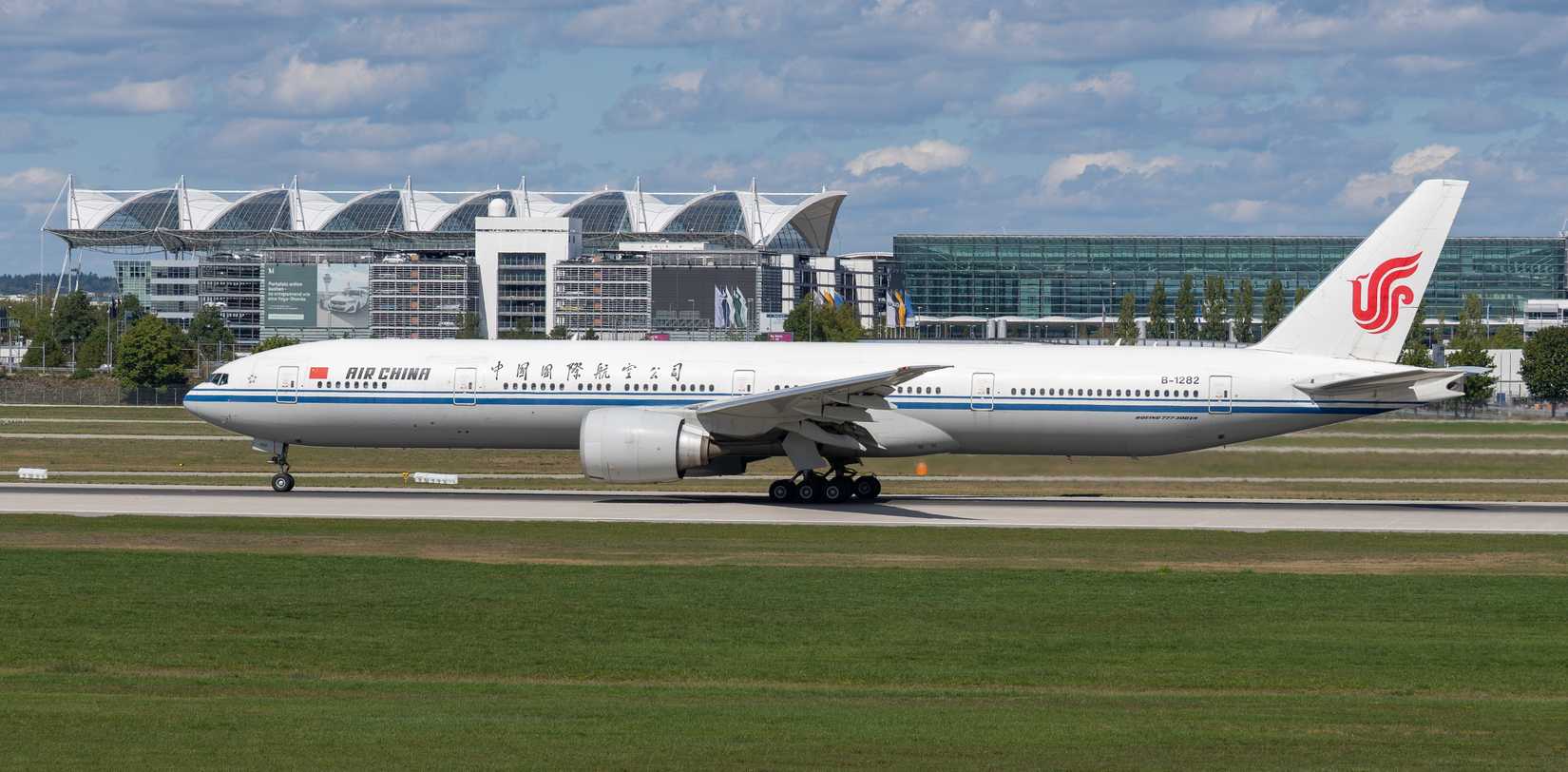 Air China Boeing 777-300ER at Munich kamilpetran