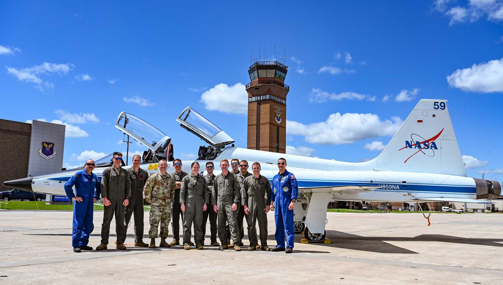 ಏರ್ ಫೋರ್ಸ್ ಮತ್ತು NASA ಸಿಬ್ಬಂದಿ ವೈಟ್‌ಮ್ಯಾನ್ AFB ನಲ್ಲಿ T-38N ಟ್ಯಾಲೋನ್ ಕುರಿತು ಚರ್ಚಿಸುತ್ತಾರೆ