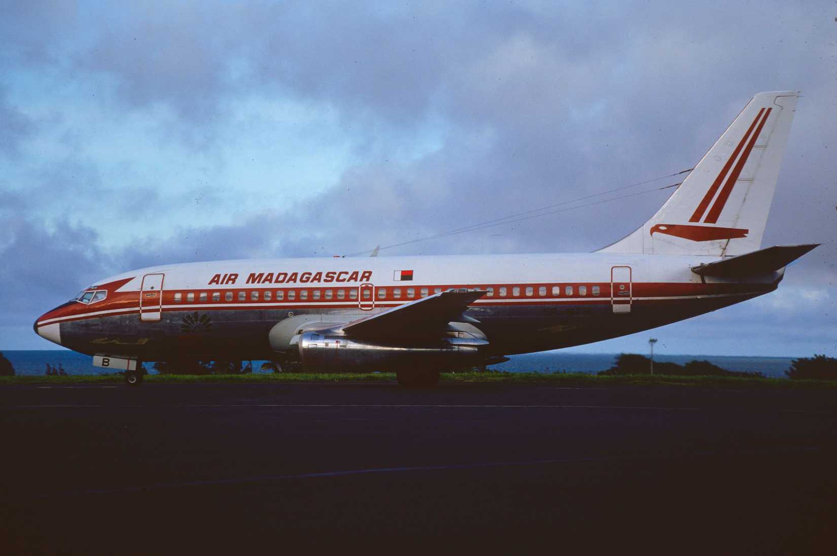 Air_Madagascar_Boeing_737-200;_5R-MFB@RUN,_January_1992_CNP_(8455338095)
