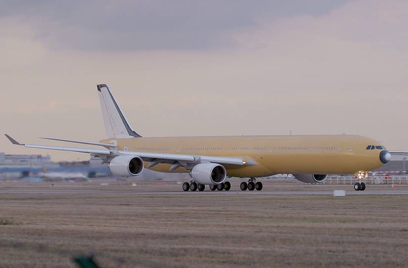 Airbus_A340-642_AN0418535
