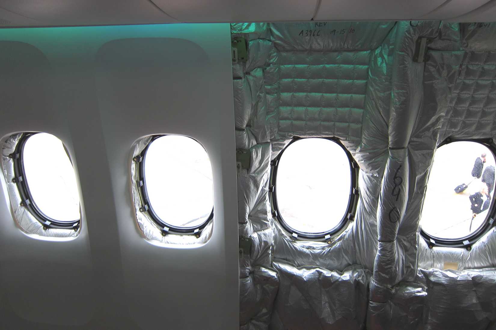 Aircraft_cabin_insulation_in_a_B747-8