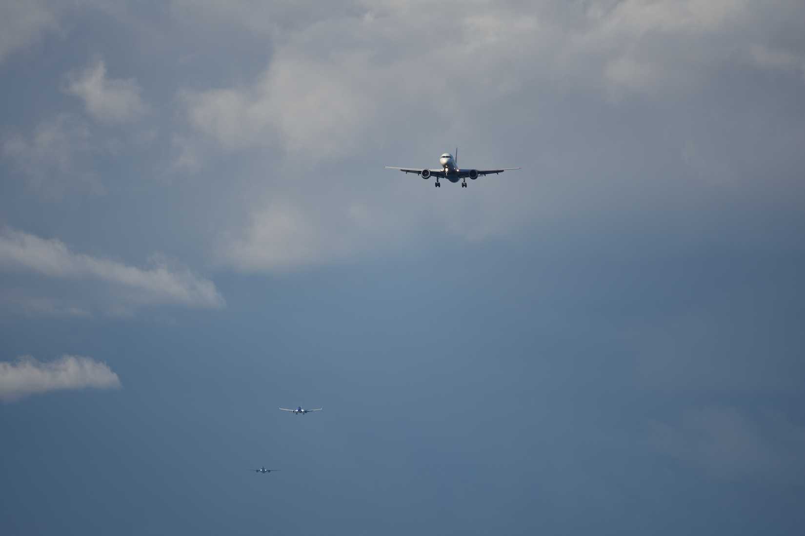 Aircraft_lining_up_on_final_approach_Runway_27_Boston_2