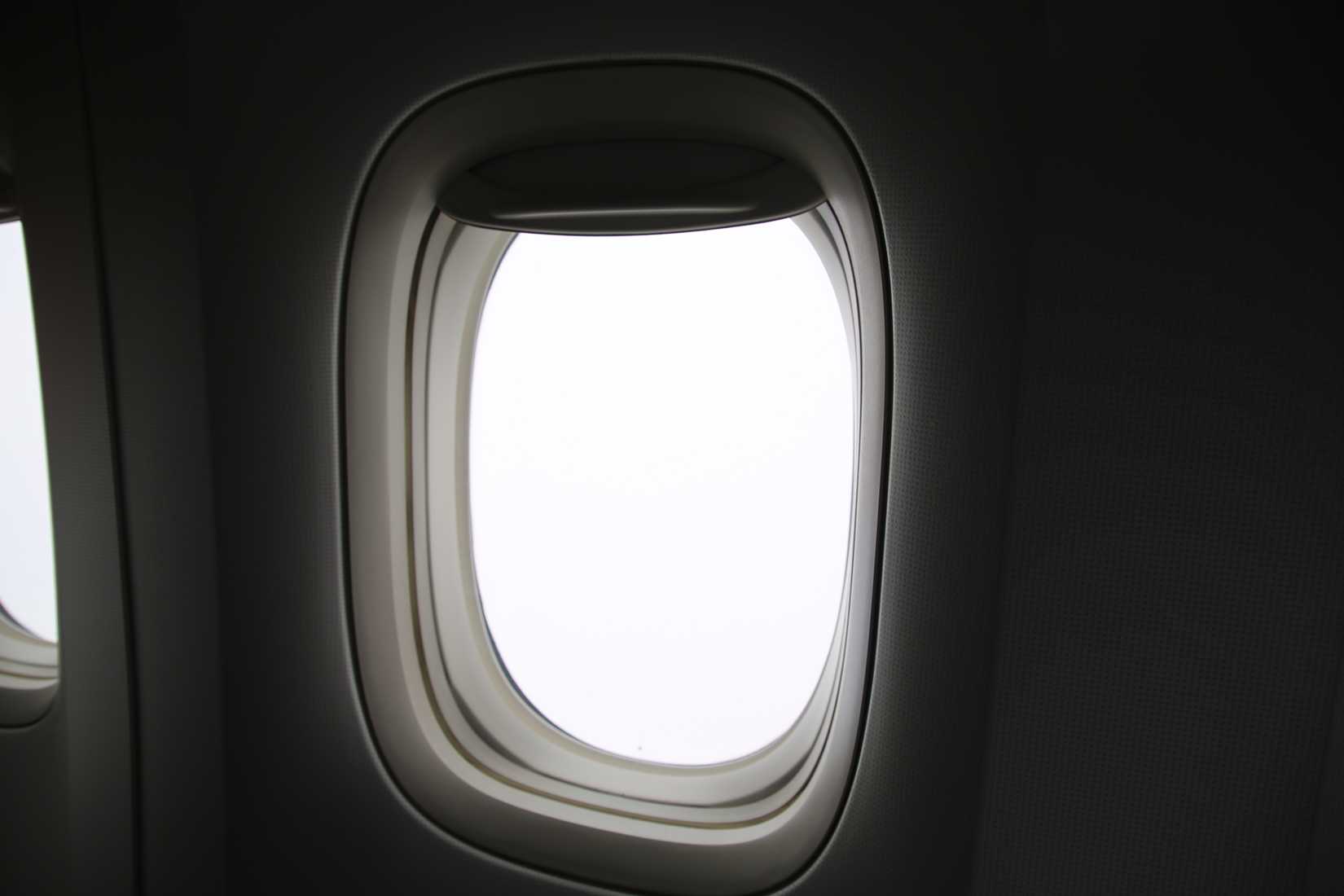 Airliner_cabin_window_(45202328374)