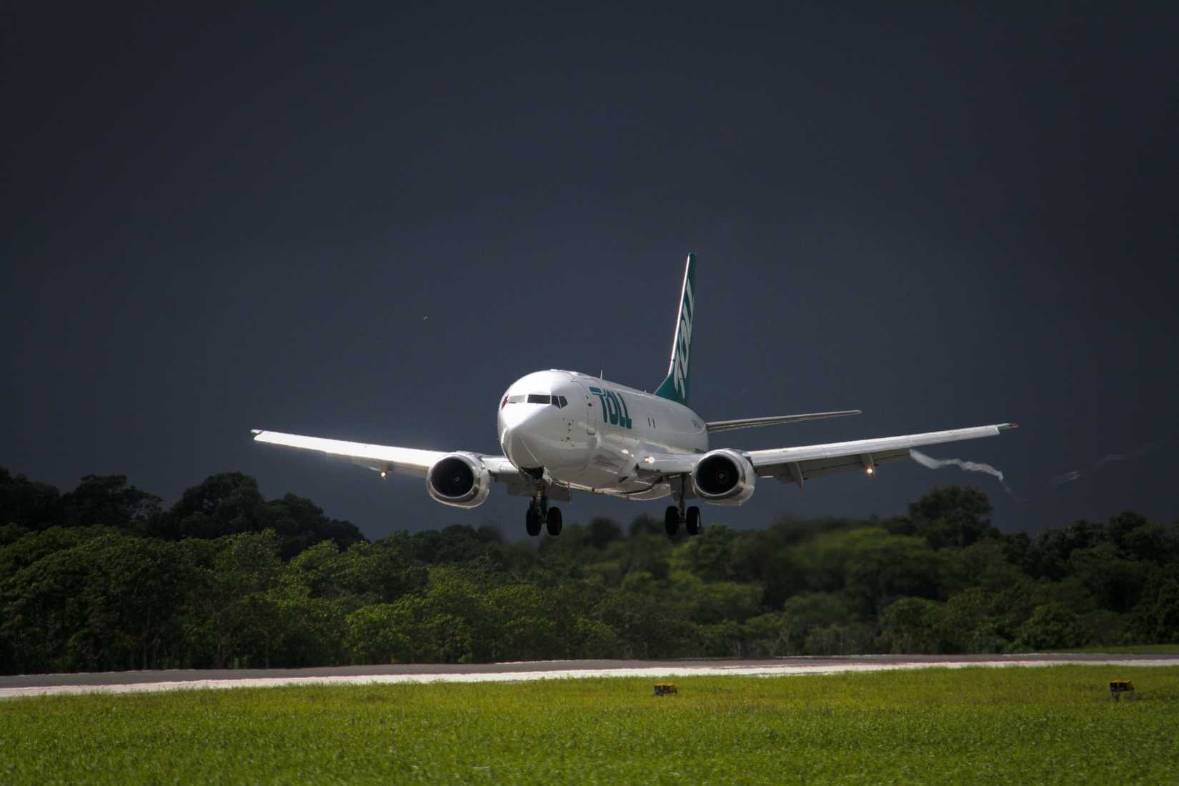 Toll Freight (Airwork) B737-400F on approach ahead of some nasty weather on Christmas Island
