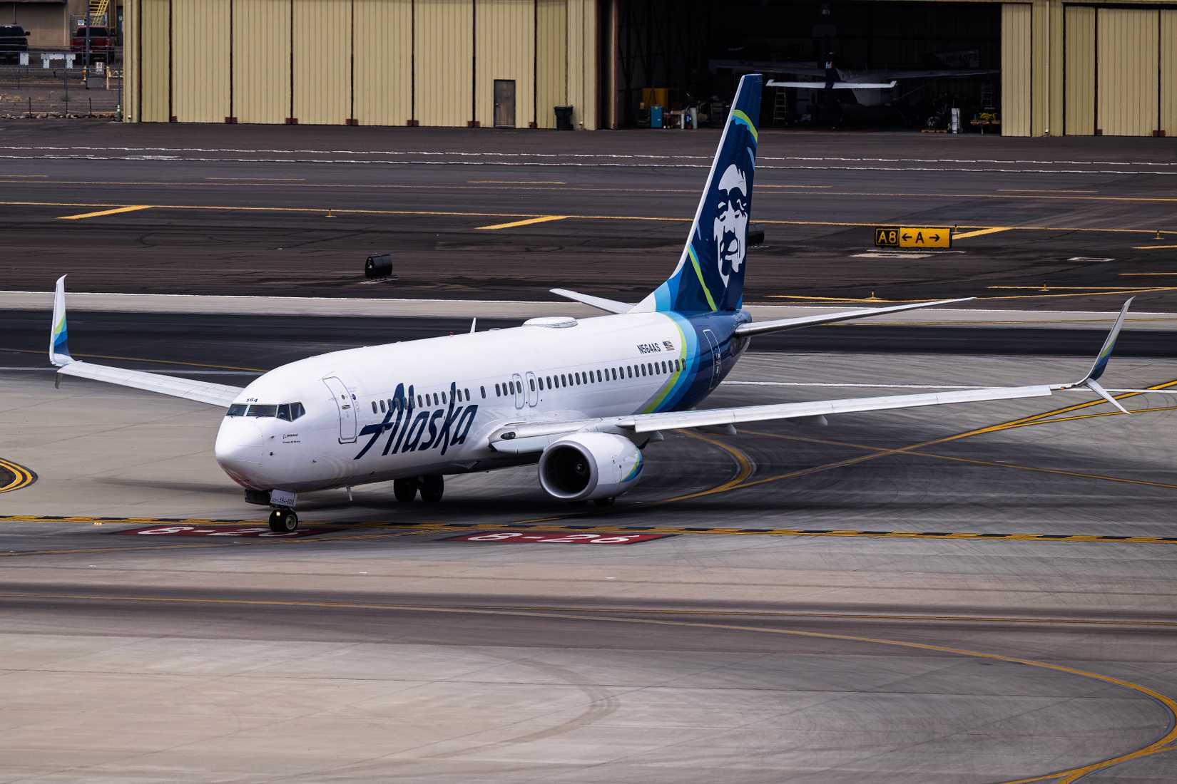 Alaska Airlines 737-800 at Phoenix Robin Guess