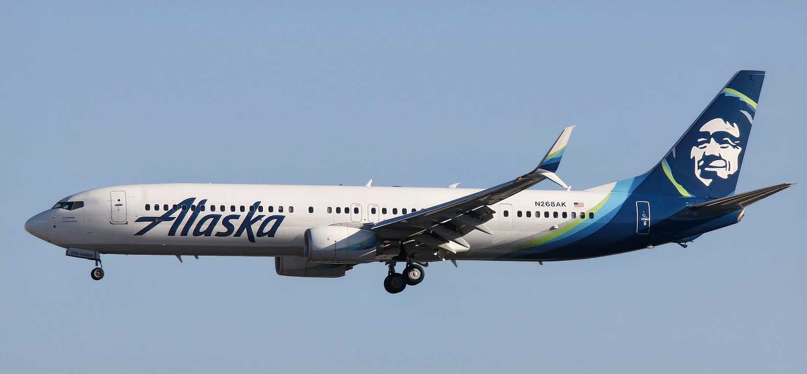 Alaska Airlines Boeing 737-900ER short final