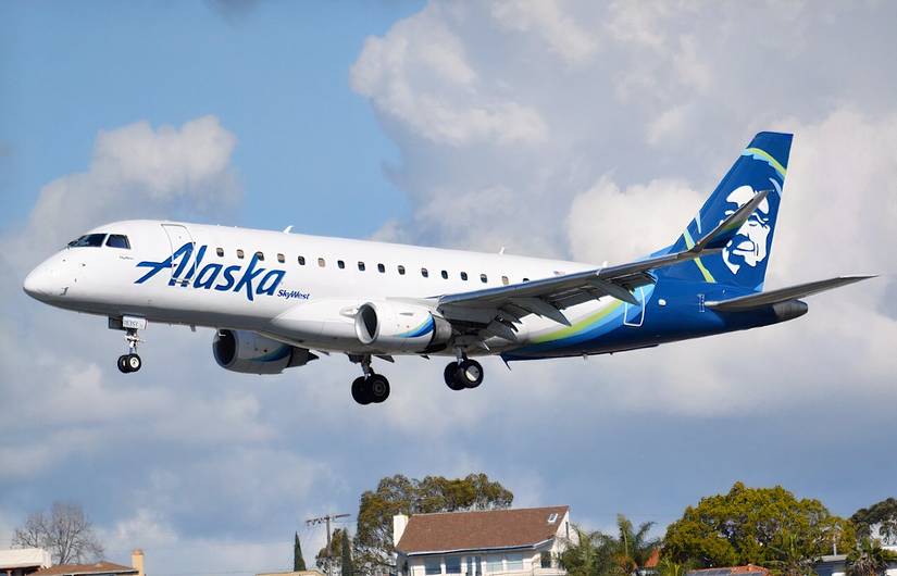 Alaska Airlines E175 on short final