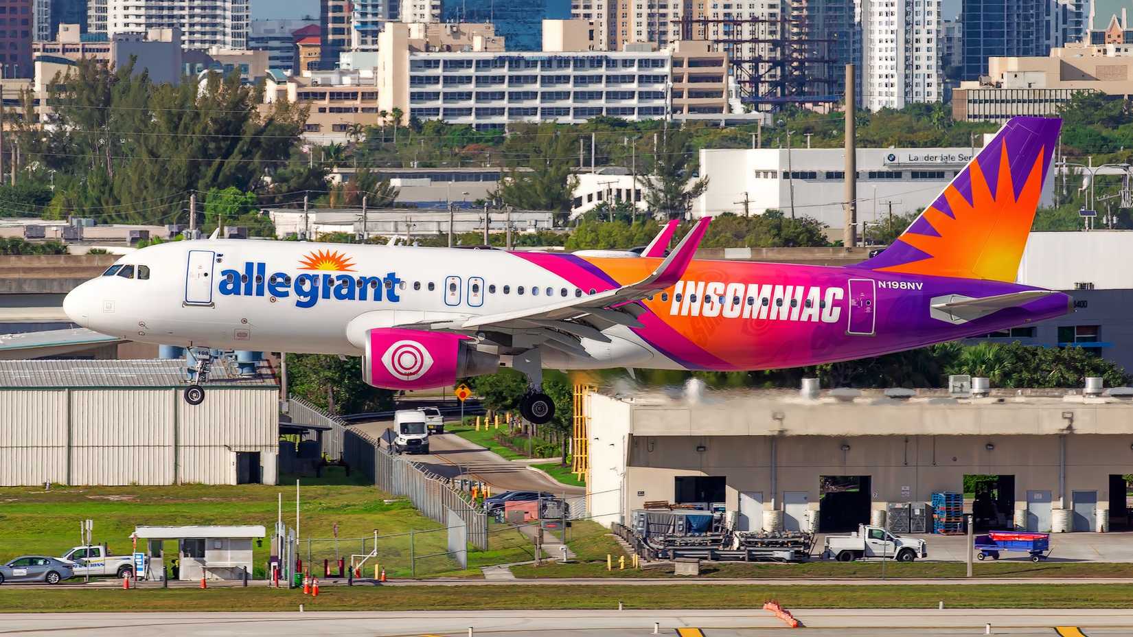 Allegiant Air A320 on short final