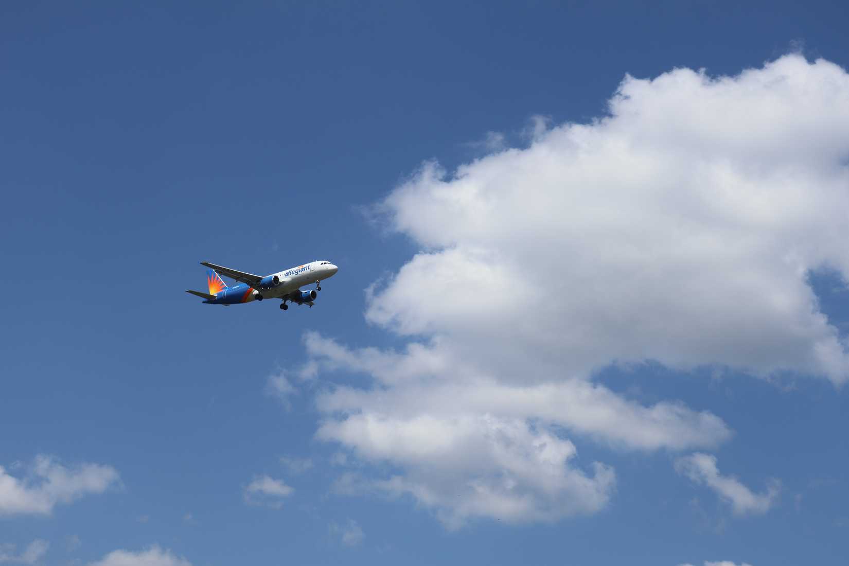 Allegiant_Air_Airbus_A320-200_Landing_at_Concord-Padgett_Regional_Airport_02