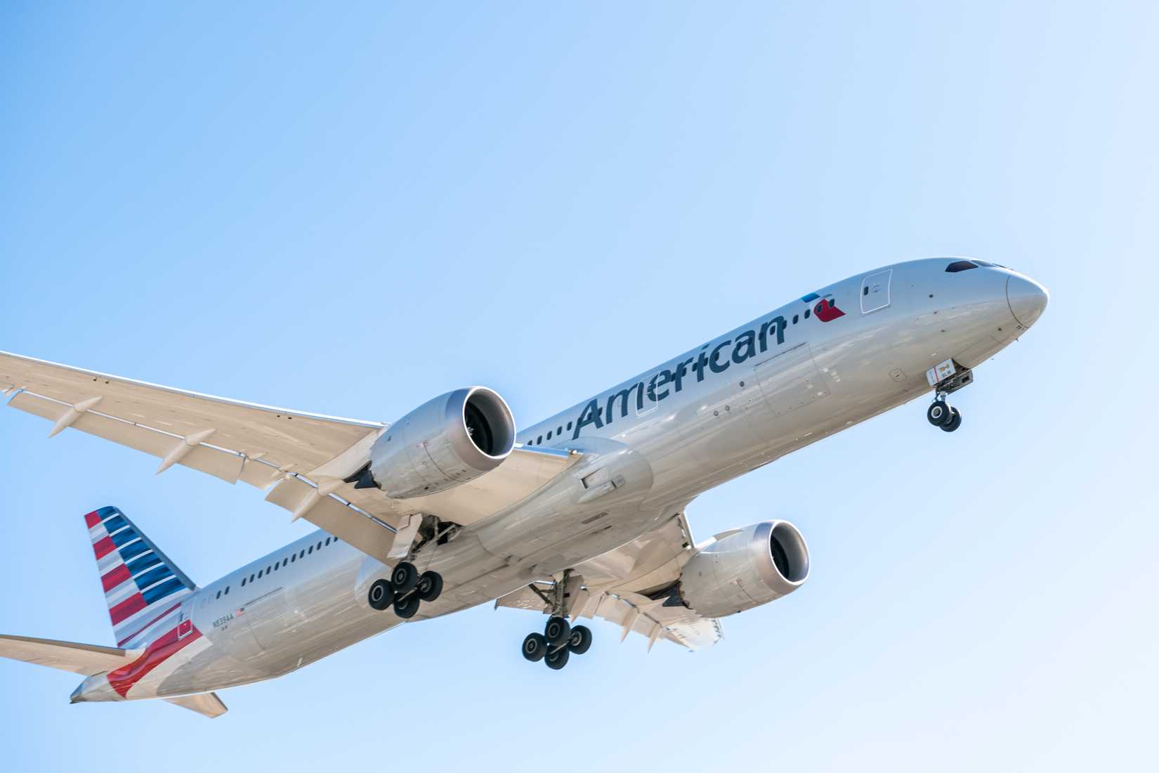 American Airlines 787-9 Los Angeles blue sky Santiparp Wattanaporn