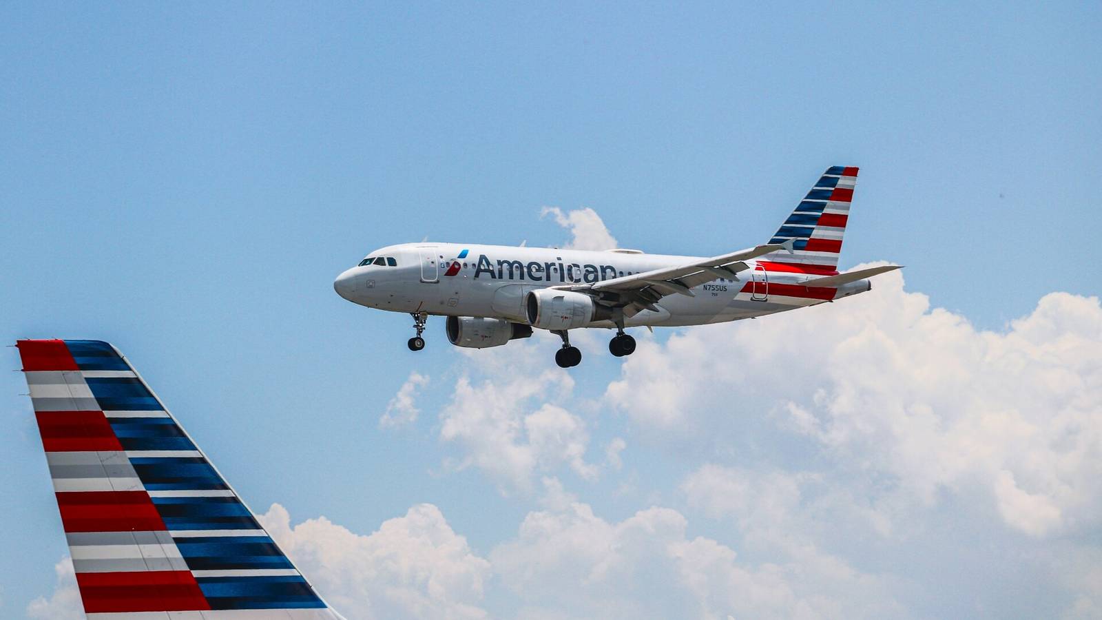 Passageiro da American Airlines detido em Miami por "bomba" em aeroporto