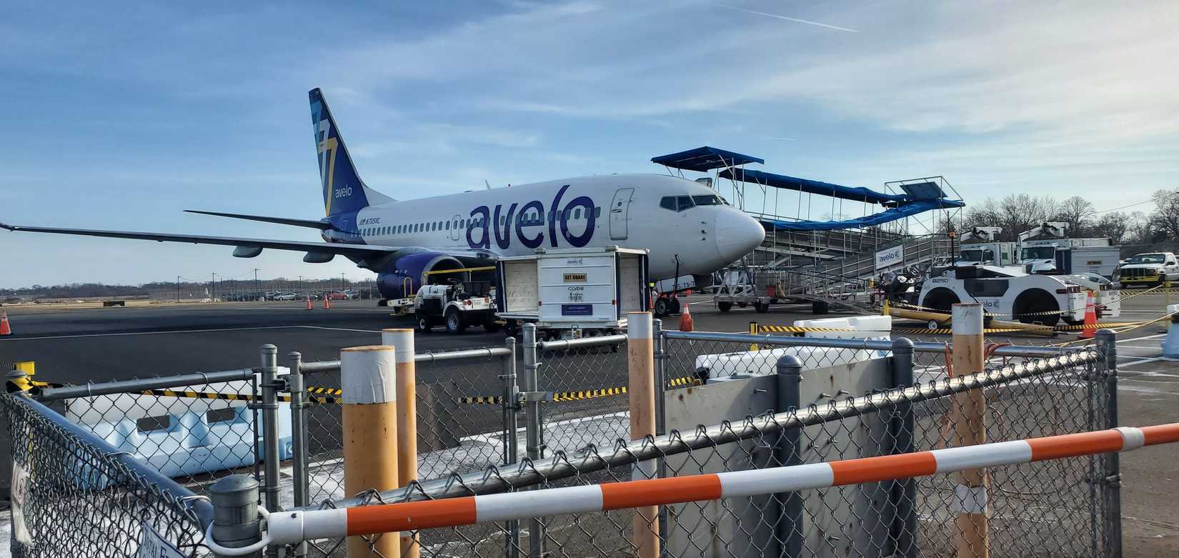 Avelo_Airline_B737_at_gate