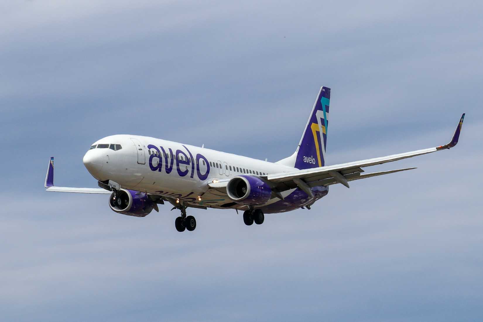 Avelo_Airlines_737-800_arriving_at_New_Haven