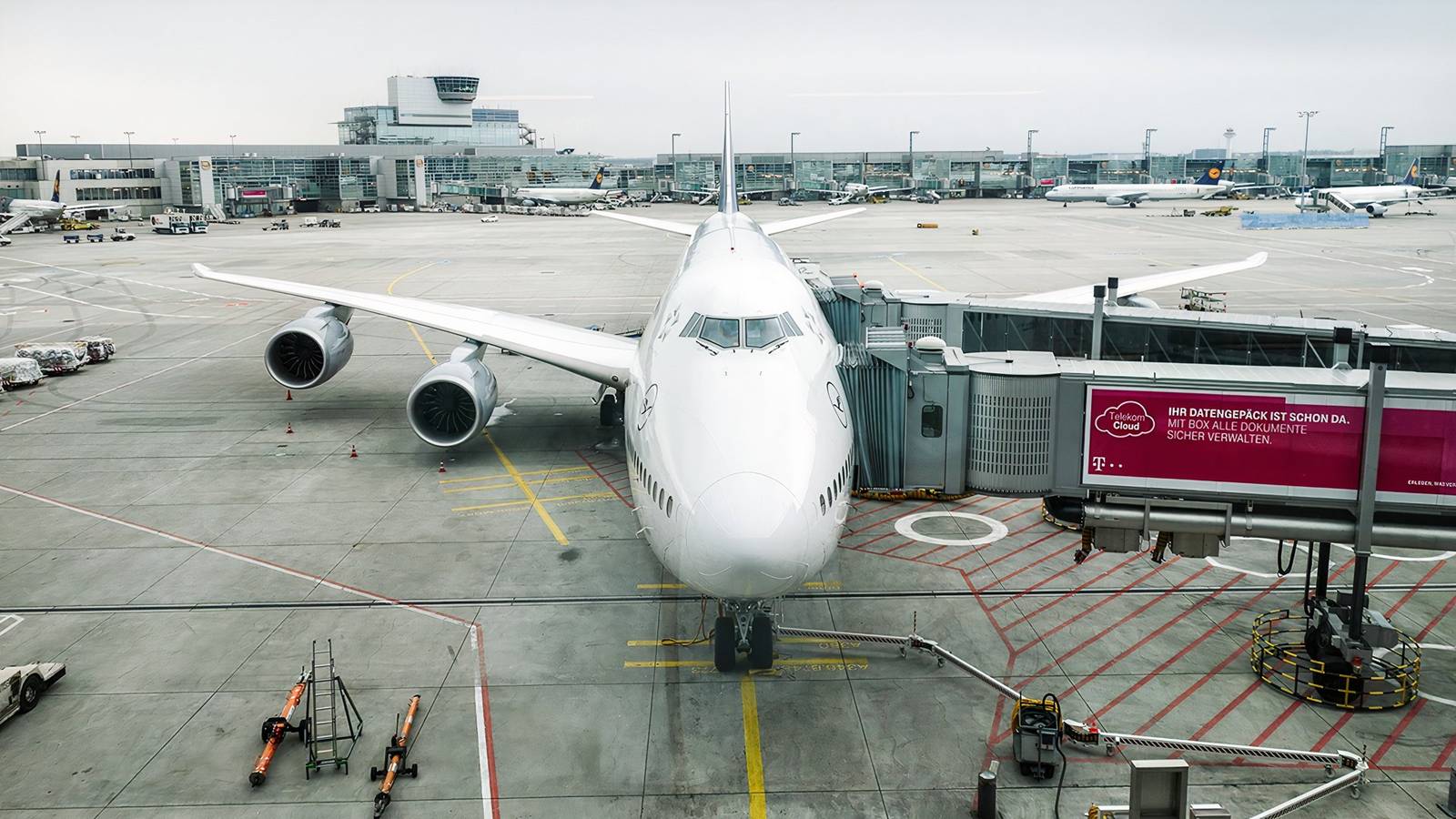 How Cabin Crew Rest & Sleep On The Boeing 747-8