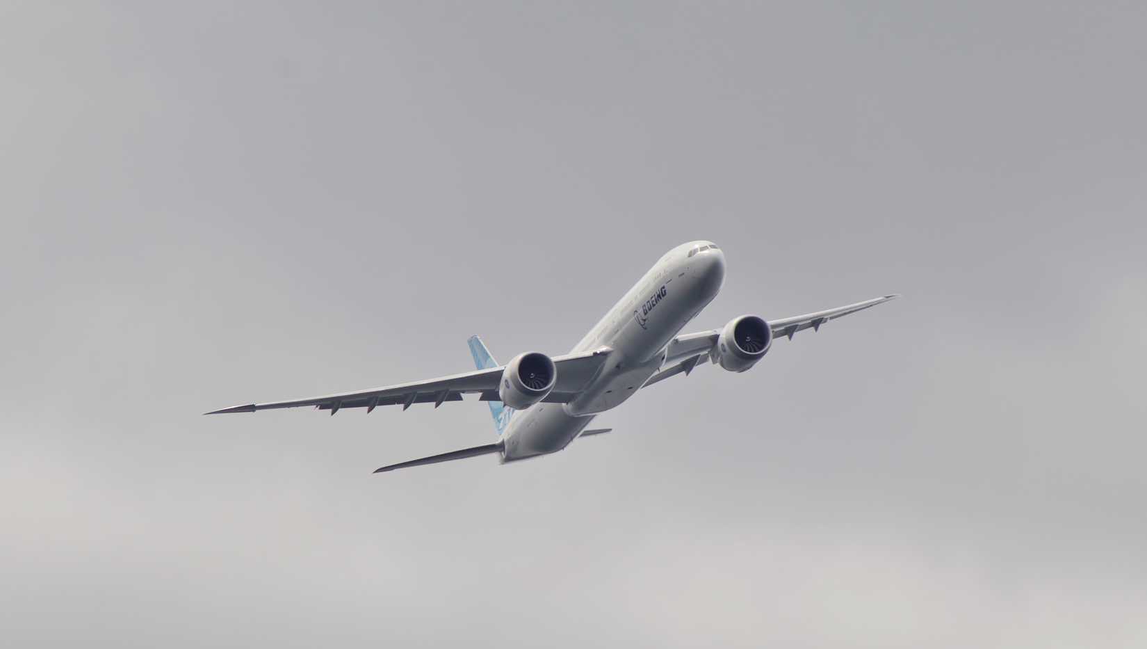 Boeing_777X_flyover_at_2025_Seafair_-_01