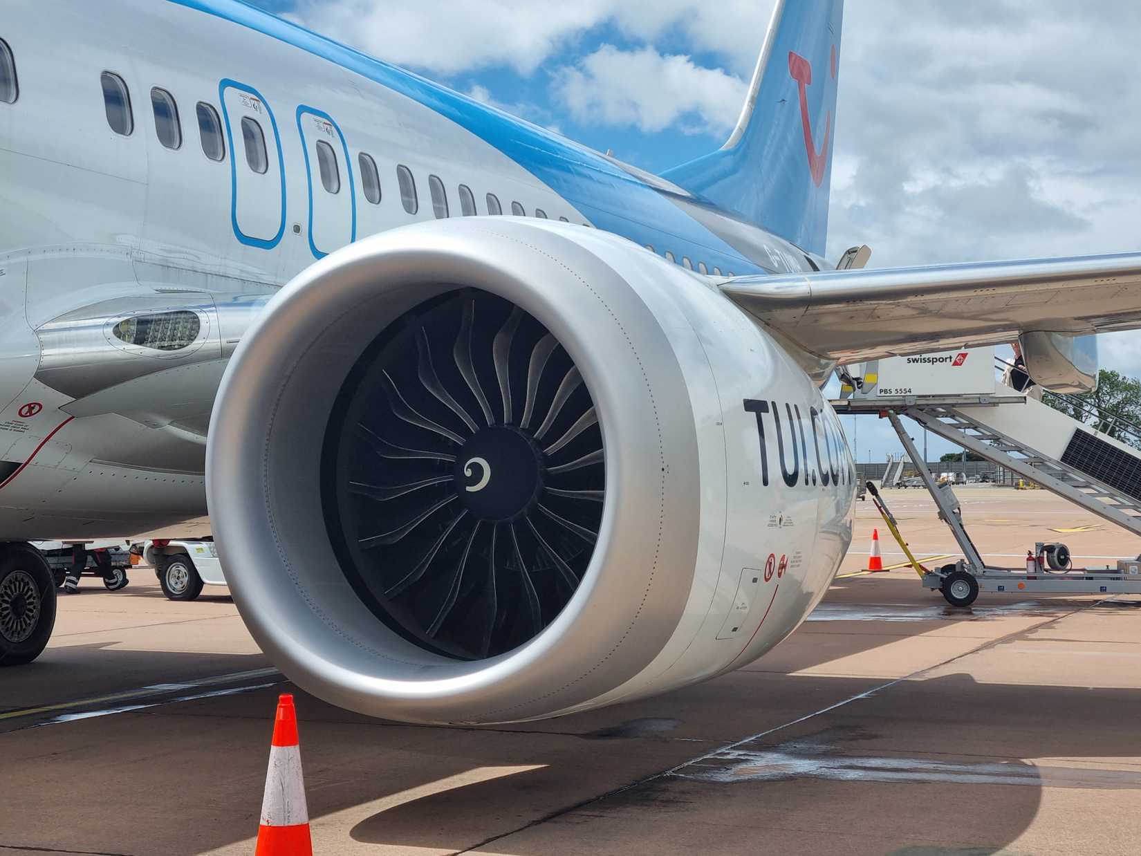 CFMI_LEAP-1B_on_a_TUI_Airways_Boeing_737_MAX_8