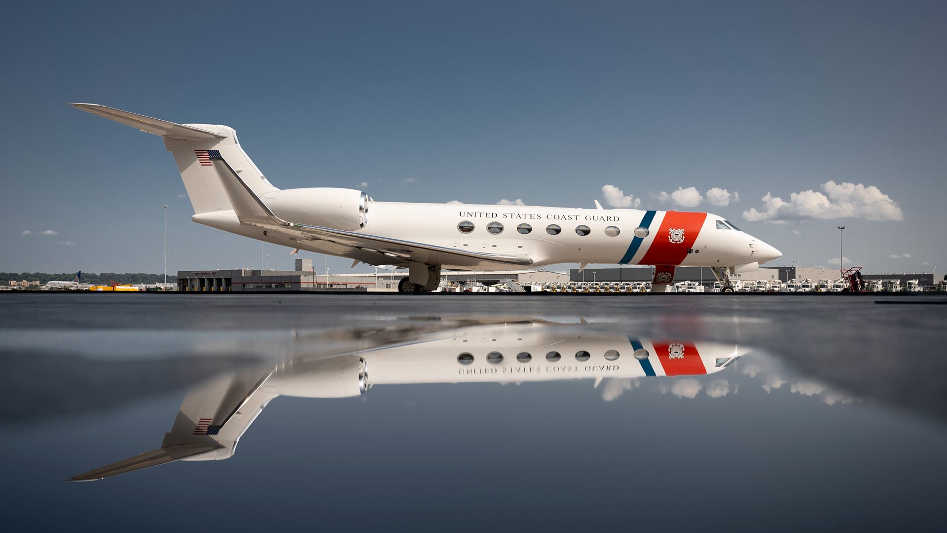 Lost Our Right Engine": Coast Guard Gulfstream Carrying DHS Chief Mullin Declares DCA Emergency