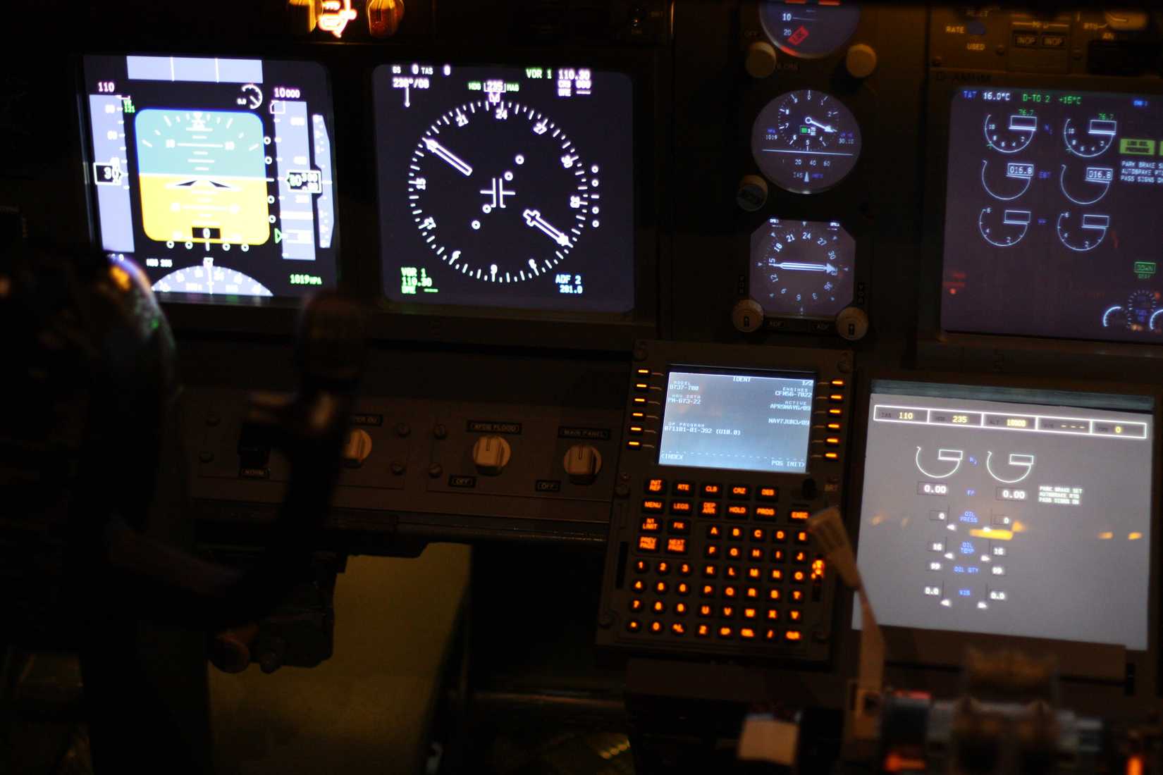 737-700 cockpit