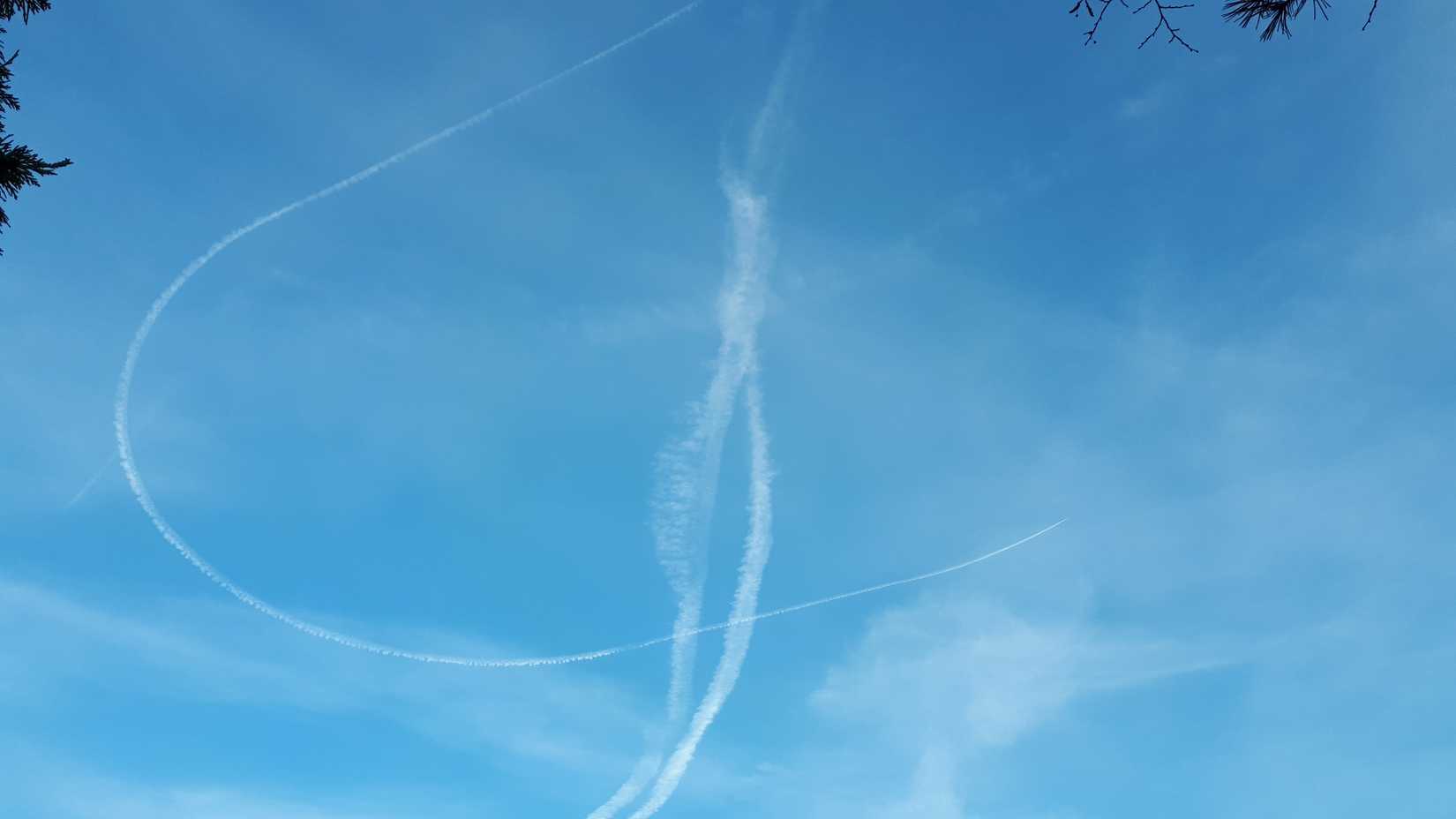Contrails_at_Intersection_BASUM_during_air_traffic_jam-14