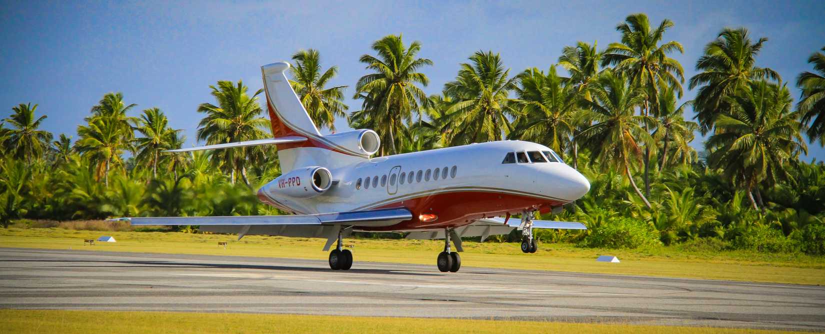 Dassault Falcon 900C (VH-PPD) landing at Cocos (Keeling) Islands Airport by Paul McFarlane