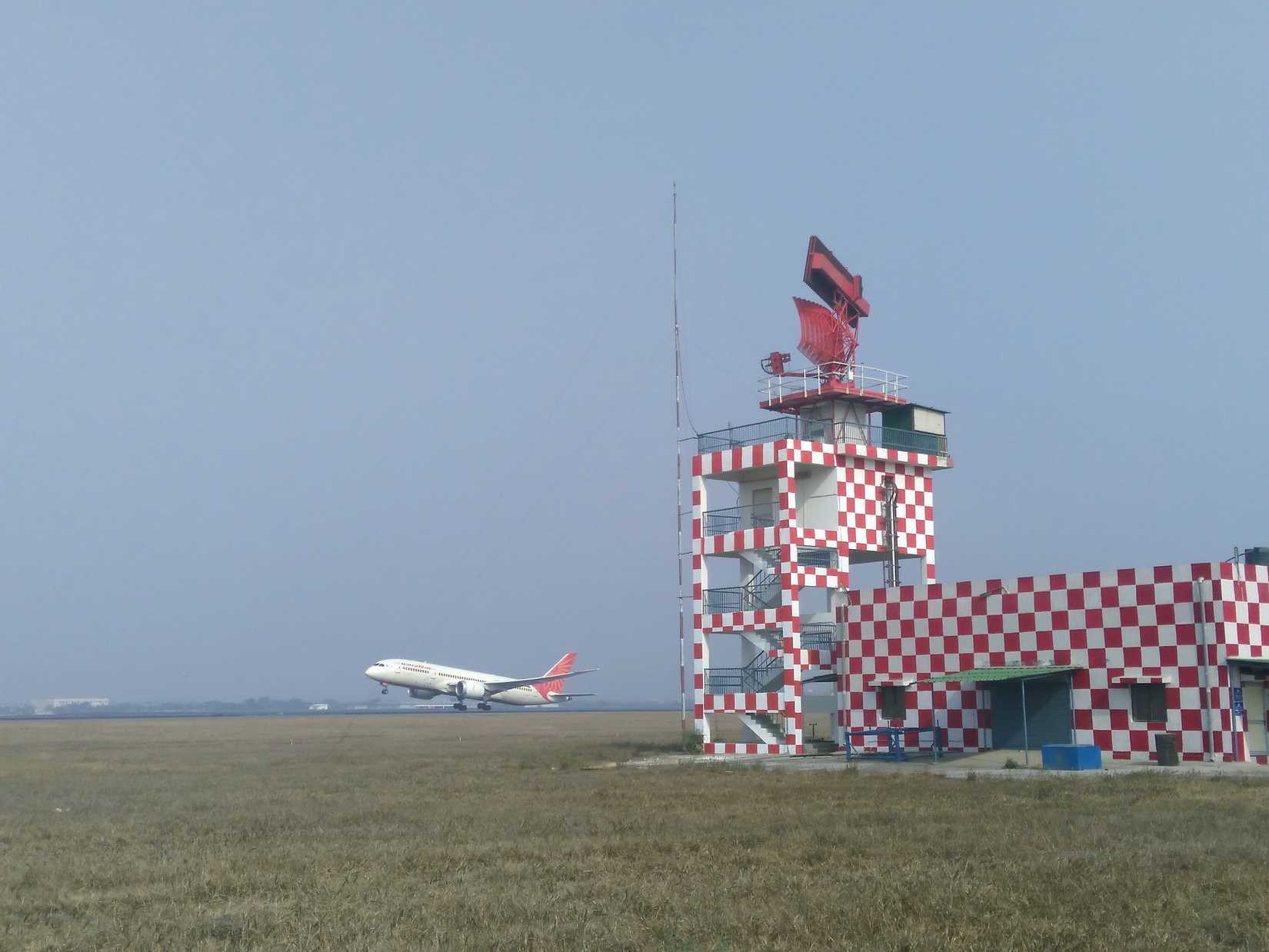 Delhi_Radar_looking-towards_taking_off_plane