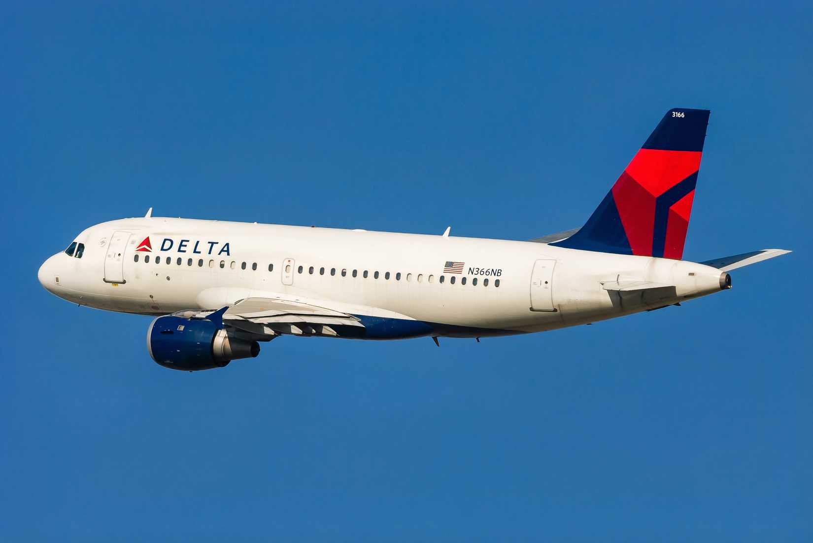 Delta A319 on initial climb