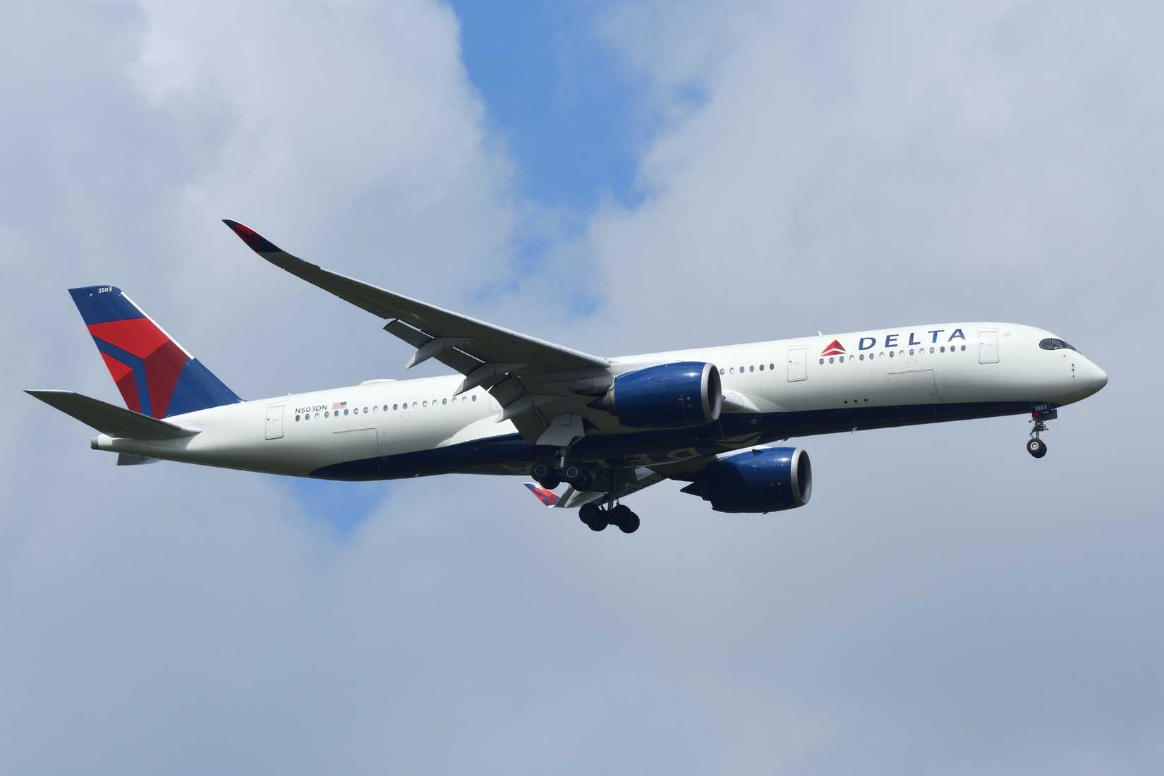 Delta Air Lines A350-900 blue cloudy sky viper-zero